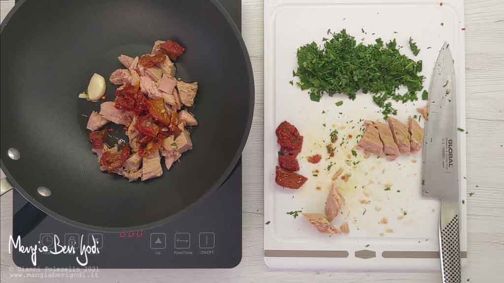 Preparazione sugo di tonno e pomodori secchi