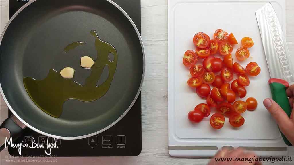 Soffriggere aglio e tagliare pomodorini