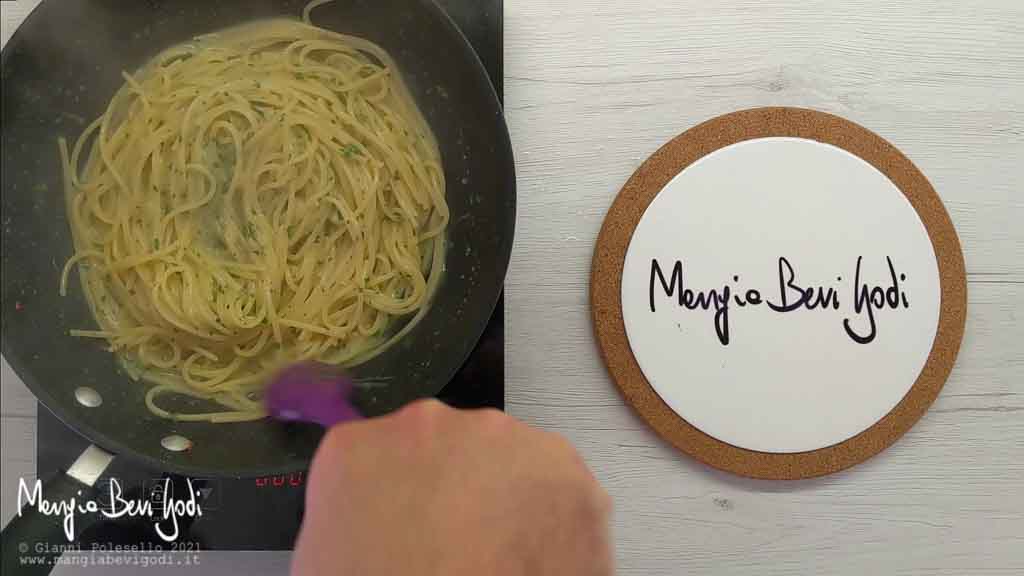 Trasferire gli spaghetti nella padella