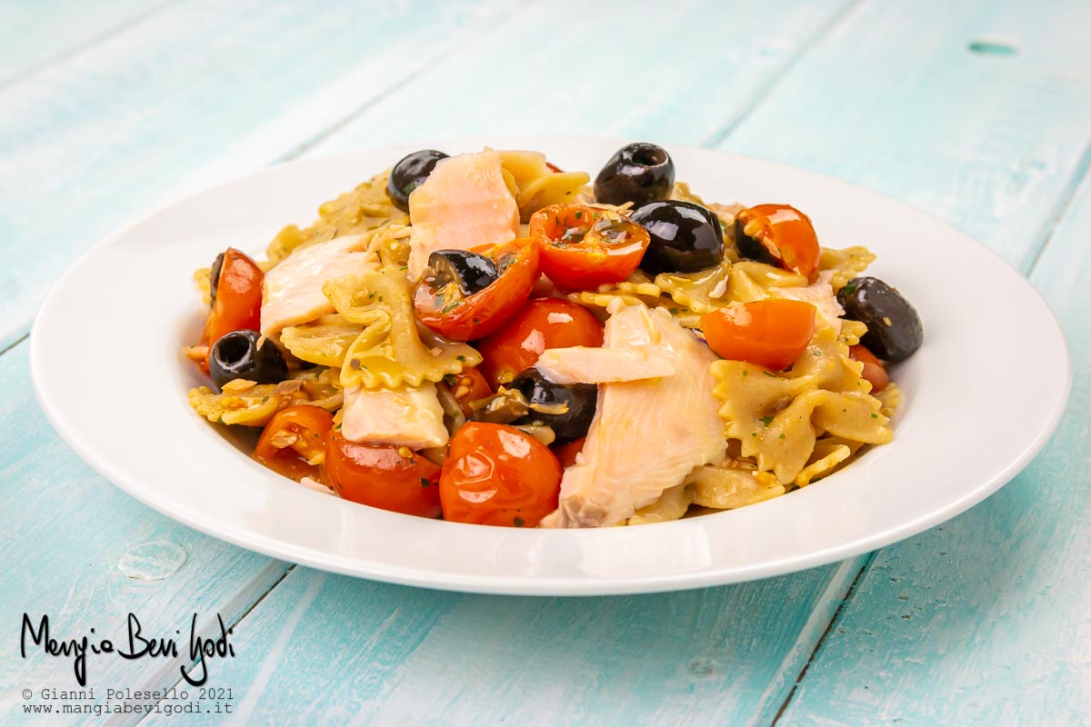 Pasta con trota affumicata e pomodorini