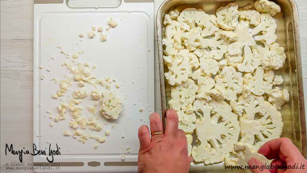 Preparazione cavolfiore a fette al forno