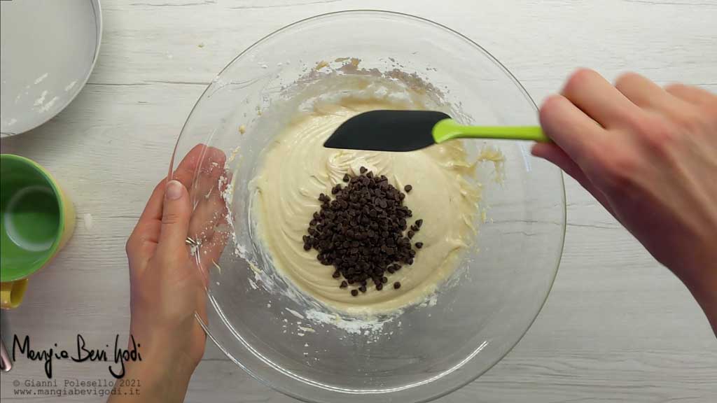 Aggiungere le gocce di cioccolato all'impasto dei muffin