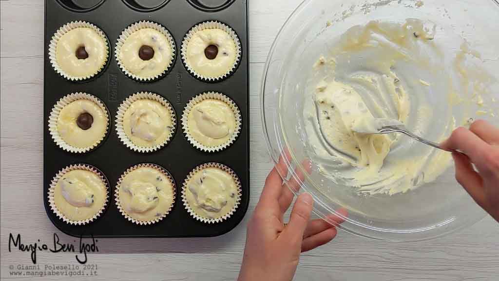 Aggiungere i Baci Perugina all'impasto dei muffin