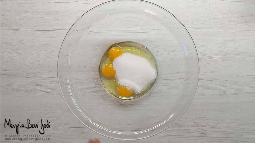Miscelare uova zucchero e burro