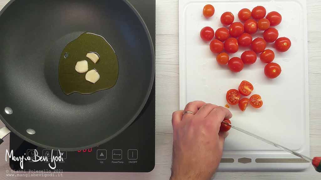soffriggere aglio e tagliare pomodorini