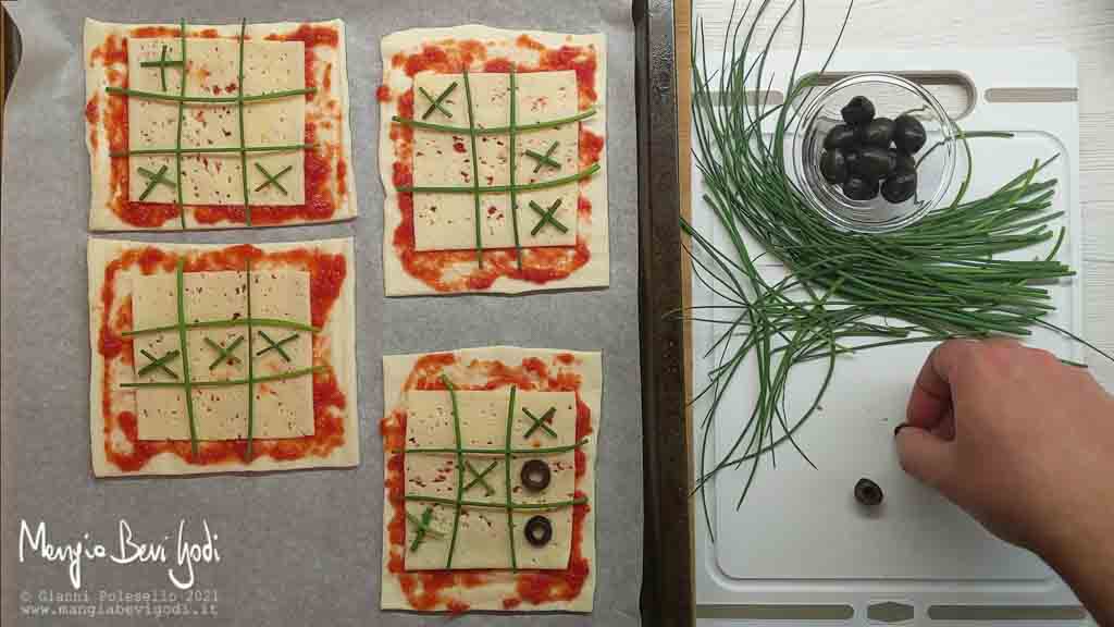 decorare le pizzette con il disegno del gioco tris