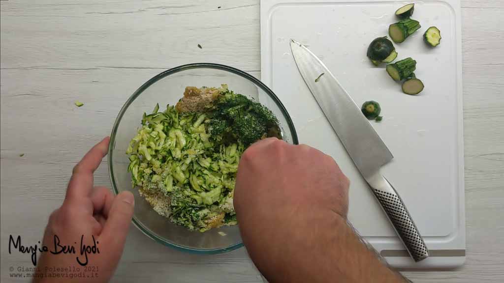 preparazione panatura di zucchine