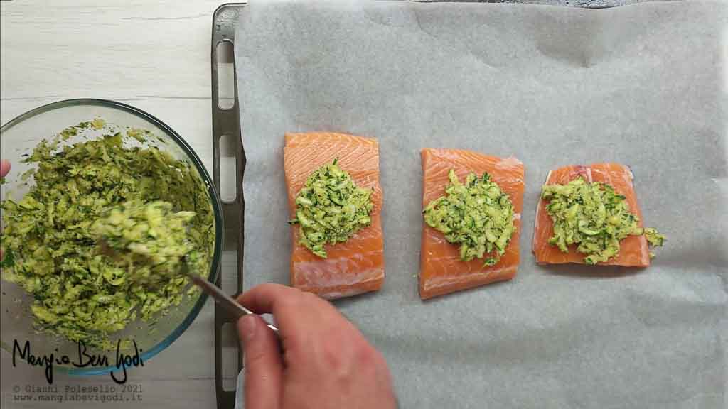 distribuire la panatura di zucchine sul salmone