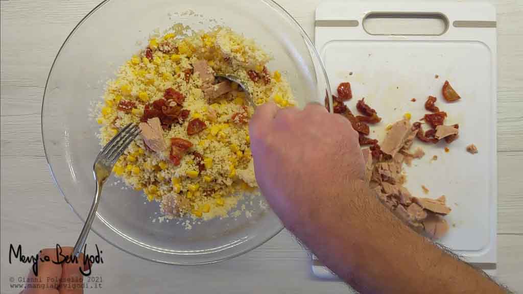 Preparazione cous cous con pomodori secchi tonno e mais