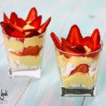 Bicchieri con fragole, meringhe e crema pasticcera