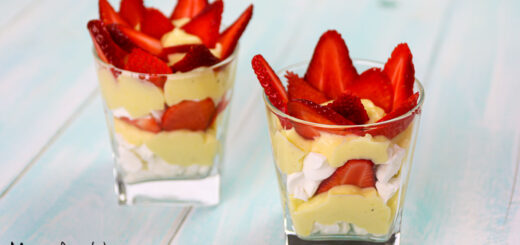 Bicchieri con fragole, meringhe e crema pasticcera