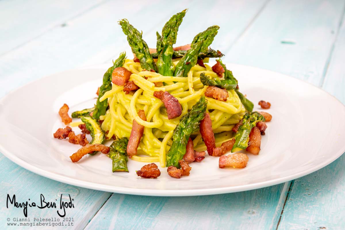 Pasta con asparagi e guanciale croccante