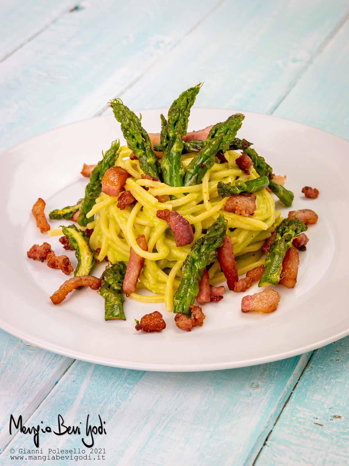 Pasta con asparagi e guanciale croccante