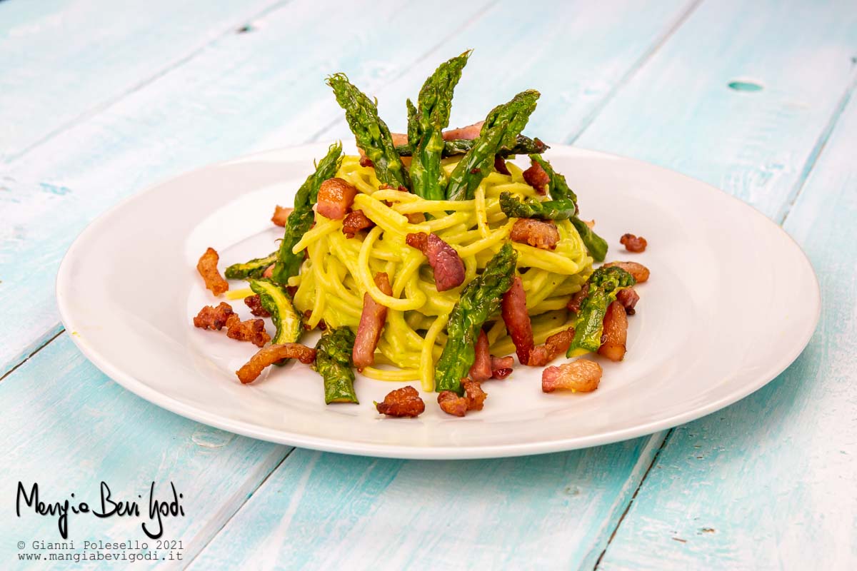 Pasta con asparagi e guanciale croccante