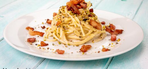 Pasta con guanciale croccante, philadelphia e granella di pistacchi