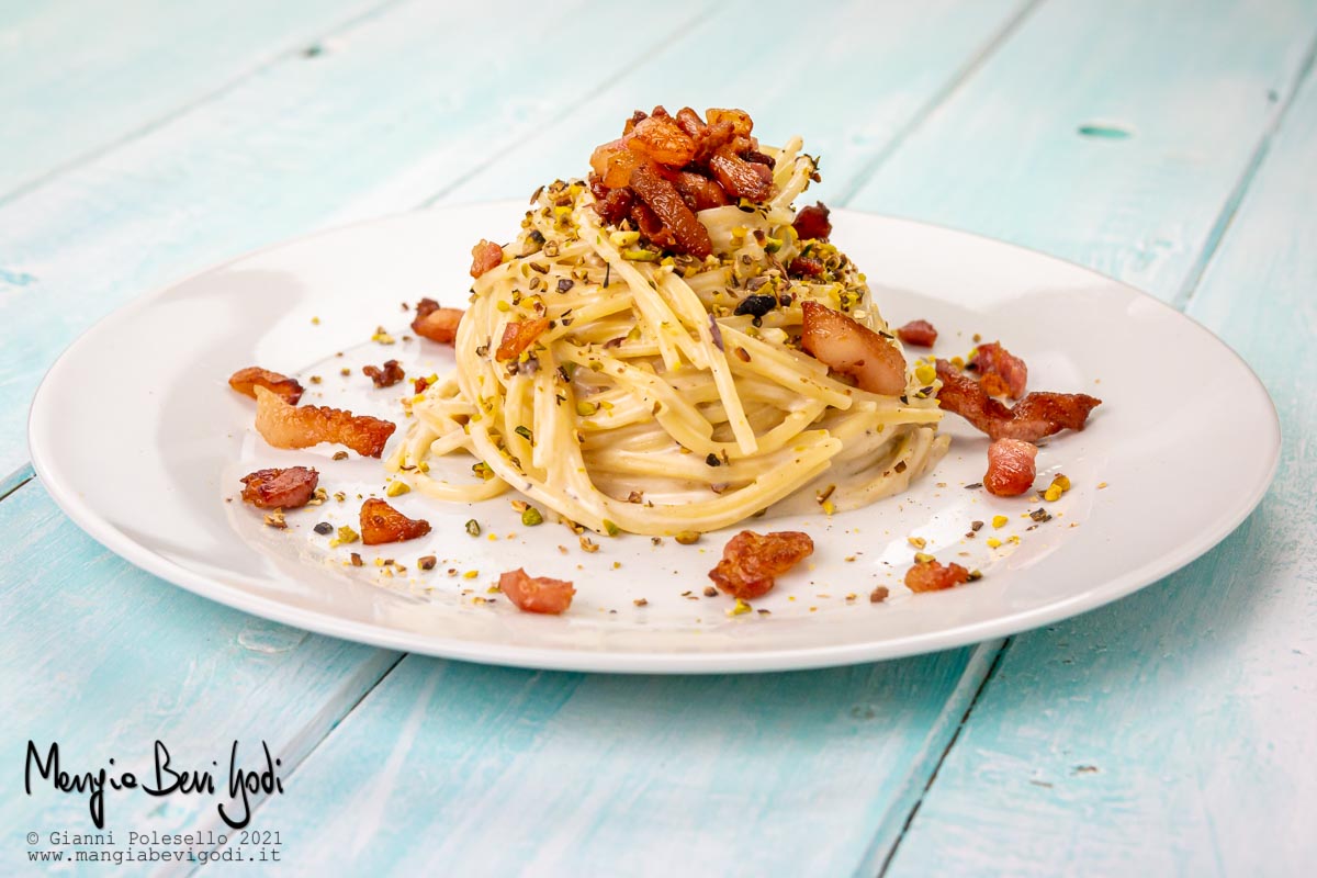 Pasta con guanciale croccante, philadelphia e granella di pistacchi