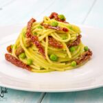 Pasta con piselli e pomodori secchi