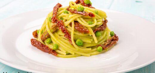 Pasta con piselli e pomodori secchi