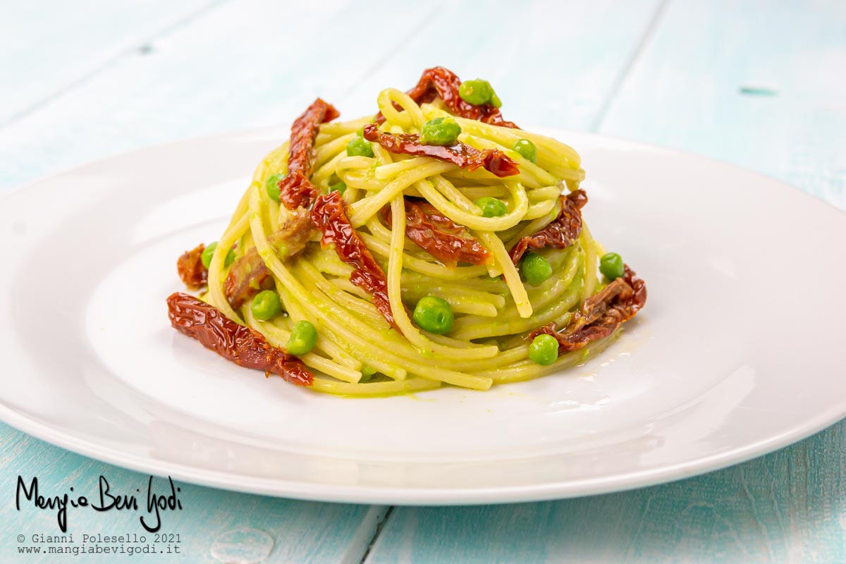 Pasta con piselli e pomodori secchi