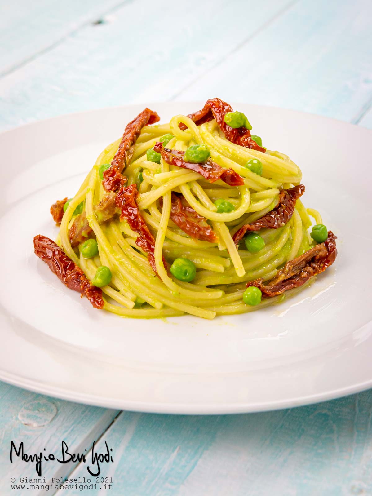 Pasta con piselli e pomodori secchi