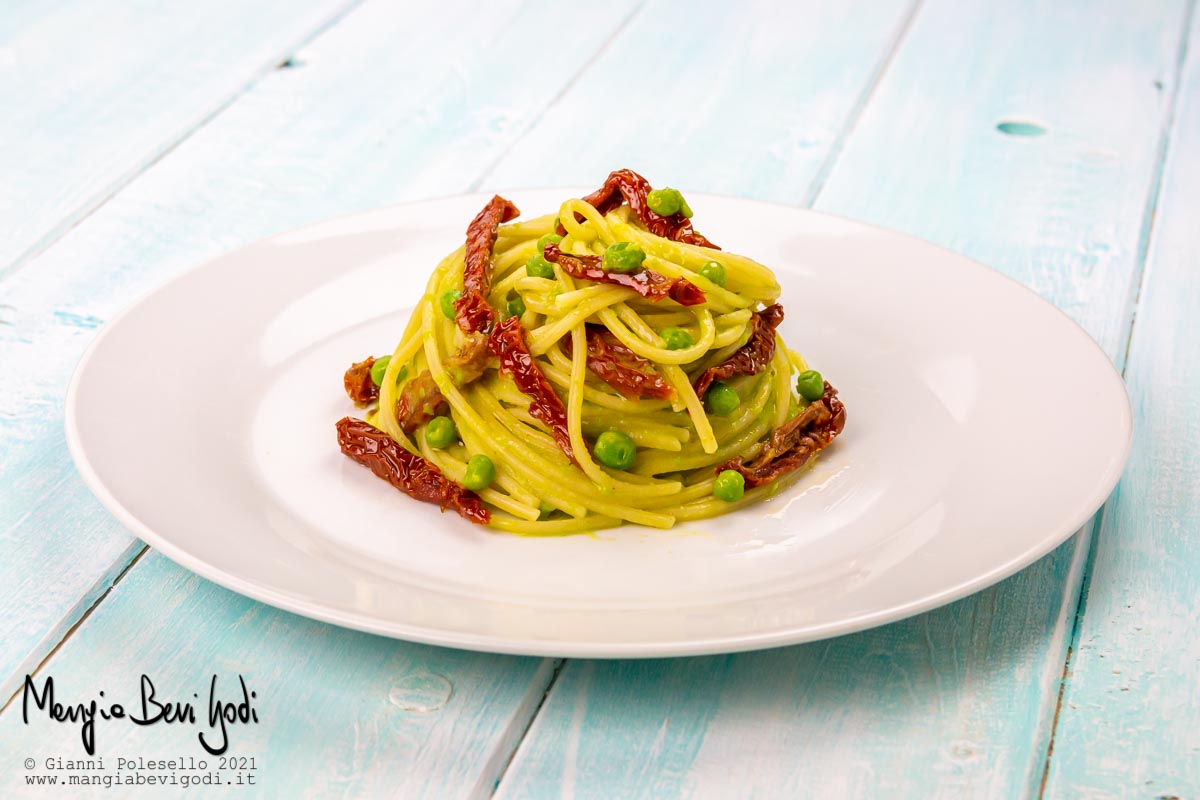 Pasta con piselli e pomodori secchi