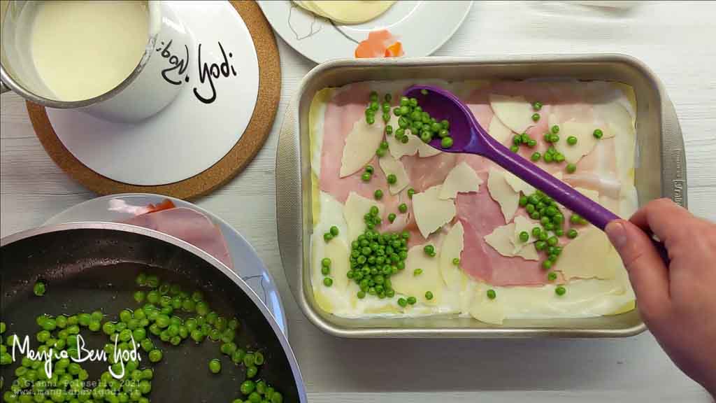 Preparazione lasagne con prosciutto e piselli