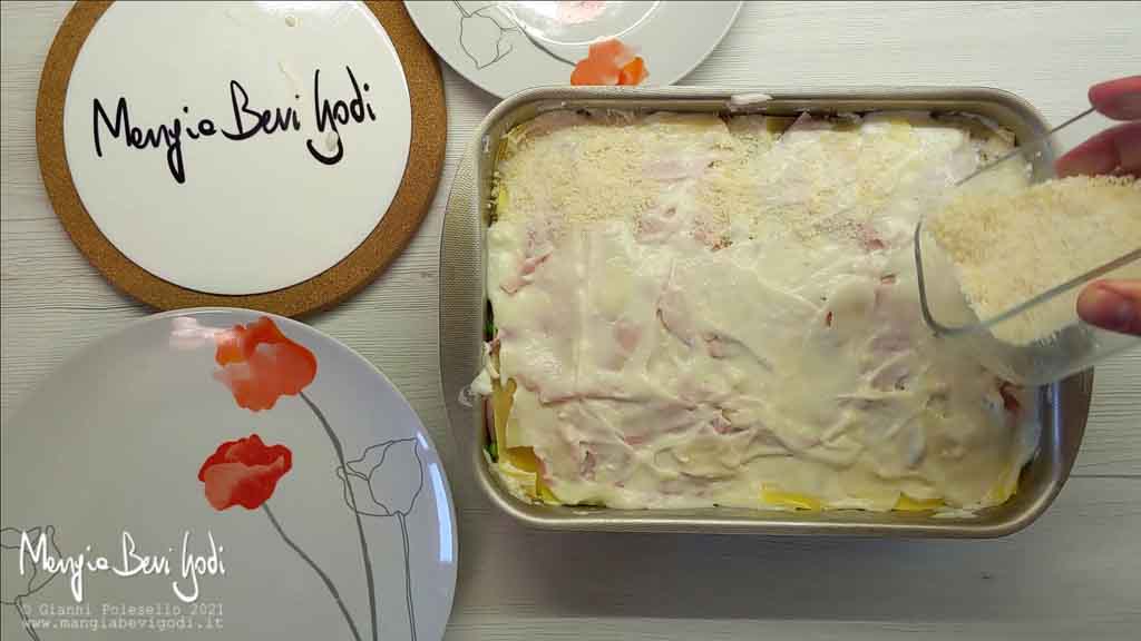 Preparazione lasagne con prosciutto e piselli