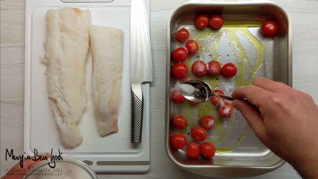 Preparazione merluzzo al forno con pomodorini