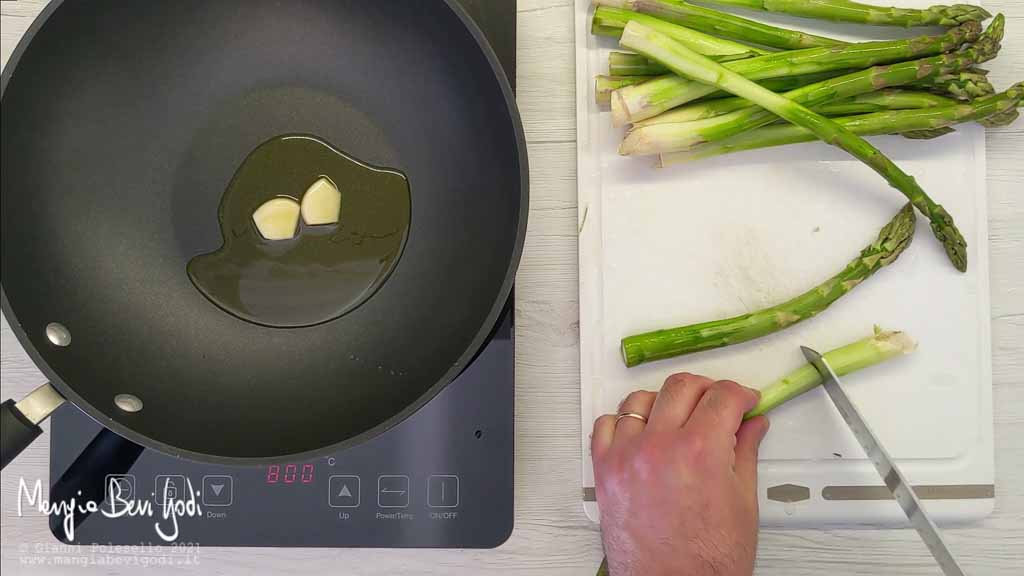 Preparazione spaghetti con asparagi e guanciale