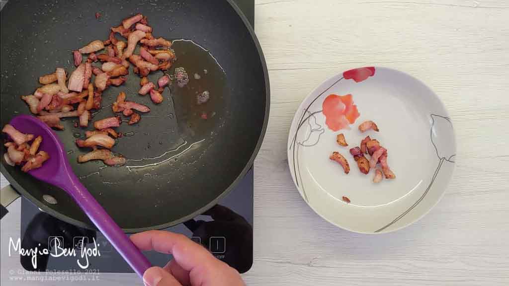 Rosolare il guanciale in padella