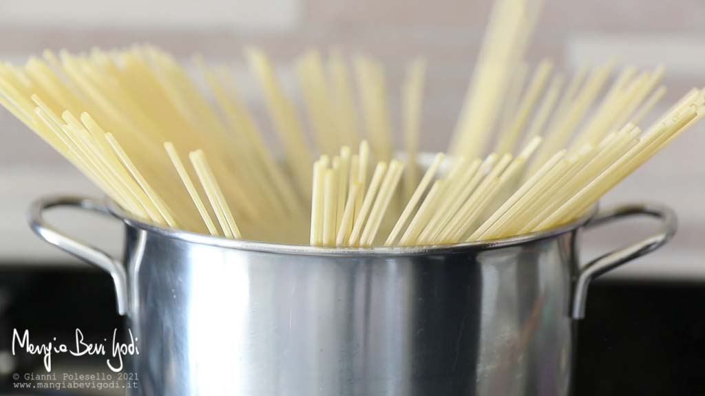 Cottura spaghetti in acqua bollente