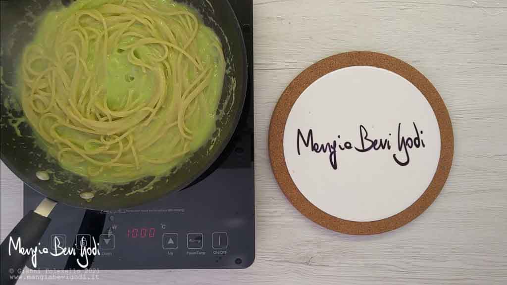 Risottare gli spaghetti con il sugo di asparagi