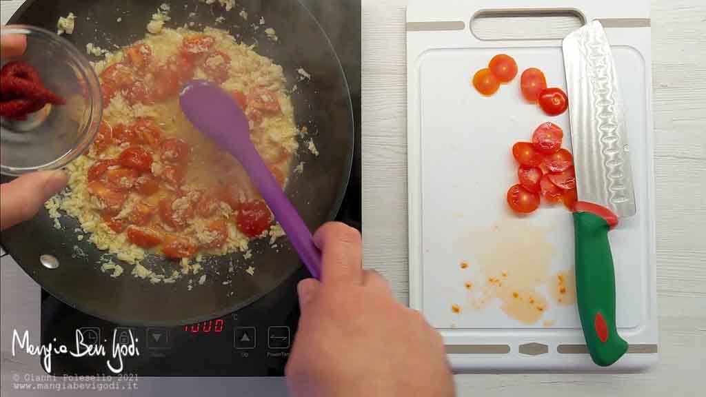 Cottura sugo con polpa di granchio e pomodorini