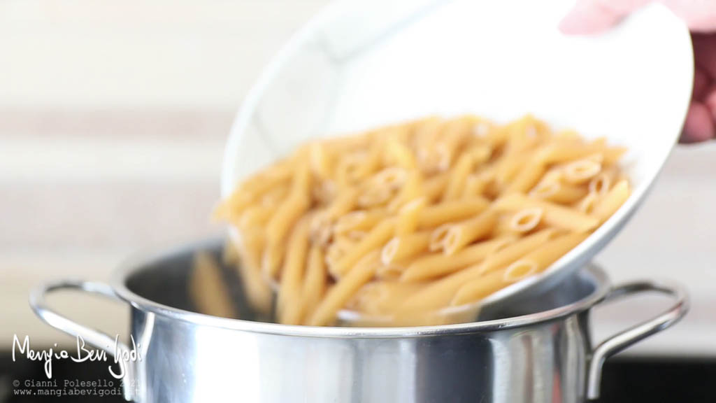 Versare le penne in acqua bollente