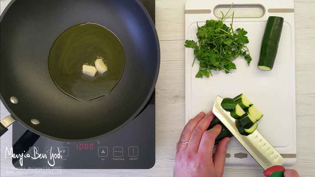Soffriggere aglio e tagliare le zucchine