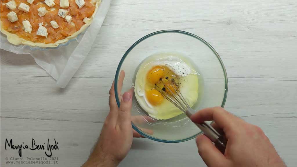 Miscelare le uova con la panna
