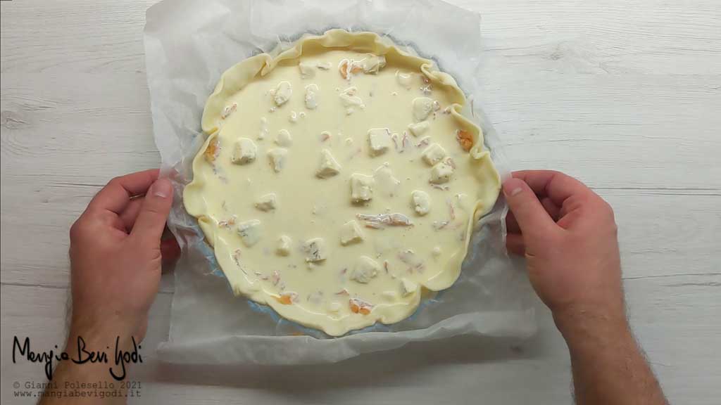 Preparazione torta salata al salmone e gorgonzola