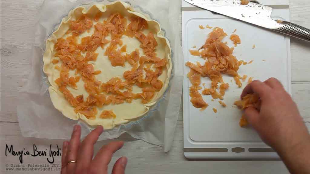 Preparazione quiche al salmone e gorgonzola