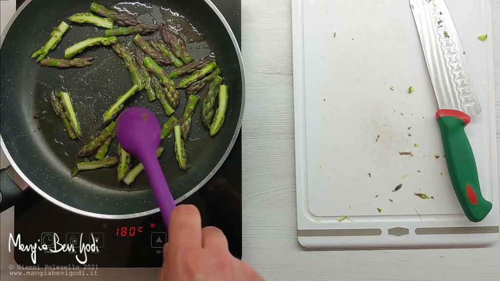 Rosolare le punte degli asparagi in padella