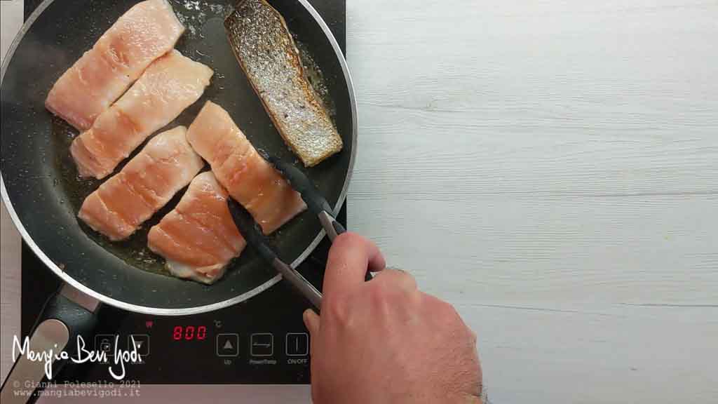 Cuocere il salmone in padella