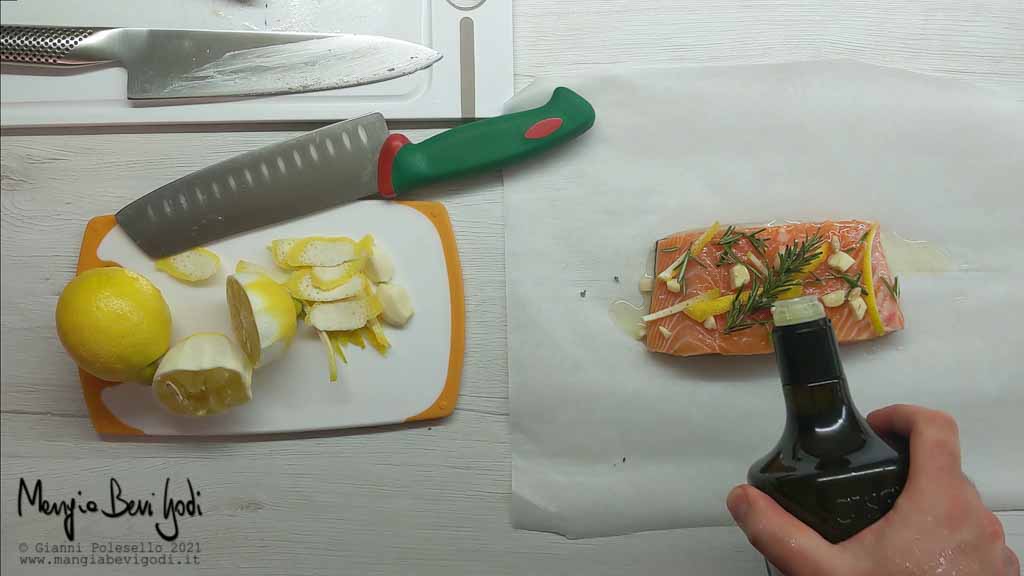 Preparazione cartocci di carta da forno con salmone e aromi