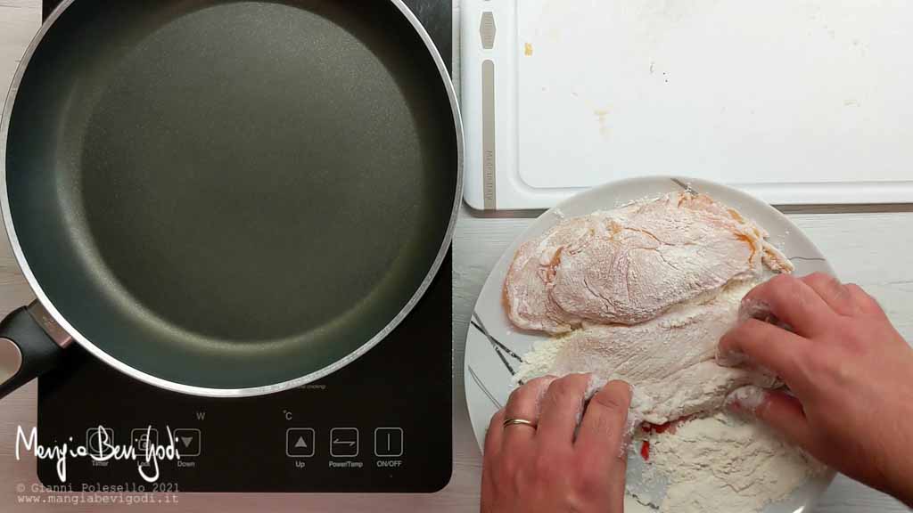 Infarinare le scaloppine di pollo