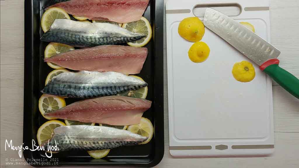 Preparazione sgombro al forno con limone e pomodorini