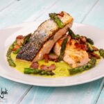 Salmone agli asparagi e guanciale croccante
