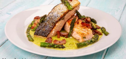 Salmone agli asparagi e guanciale croccante