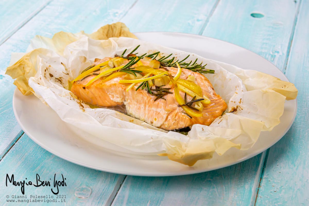 Salmone al cartoccio al limone e rosmarino