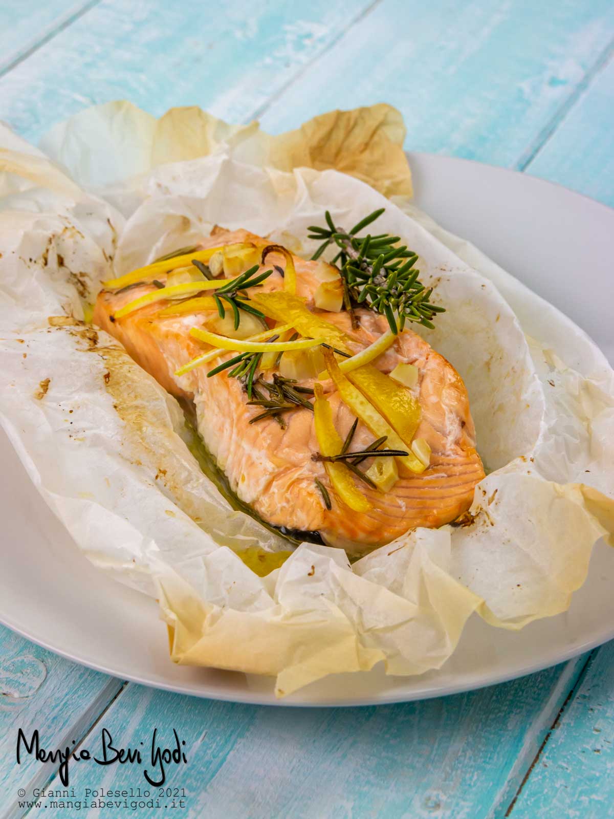 Salmone al cartoccio al limone e rosmarino