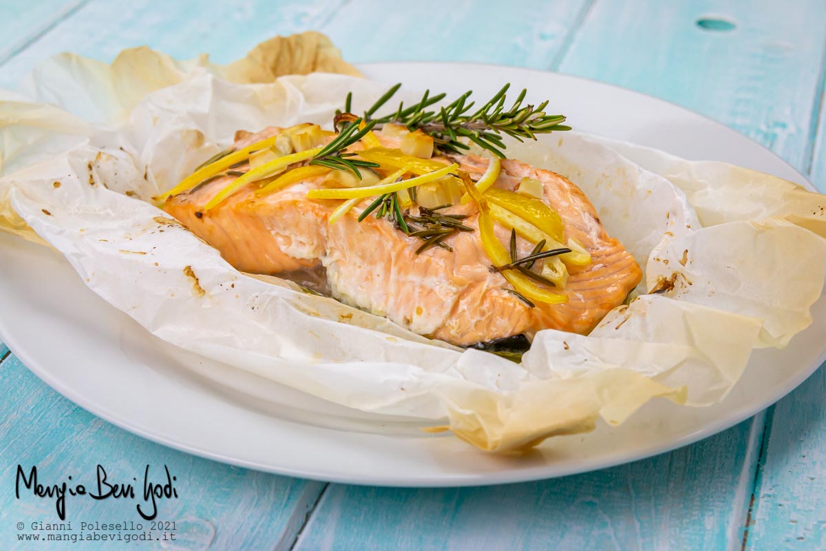 Salmone al cartoccio al limone e rosmarino