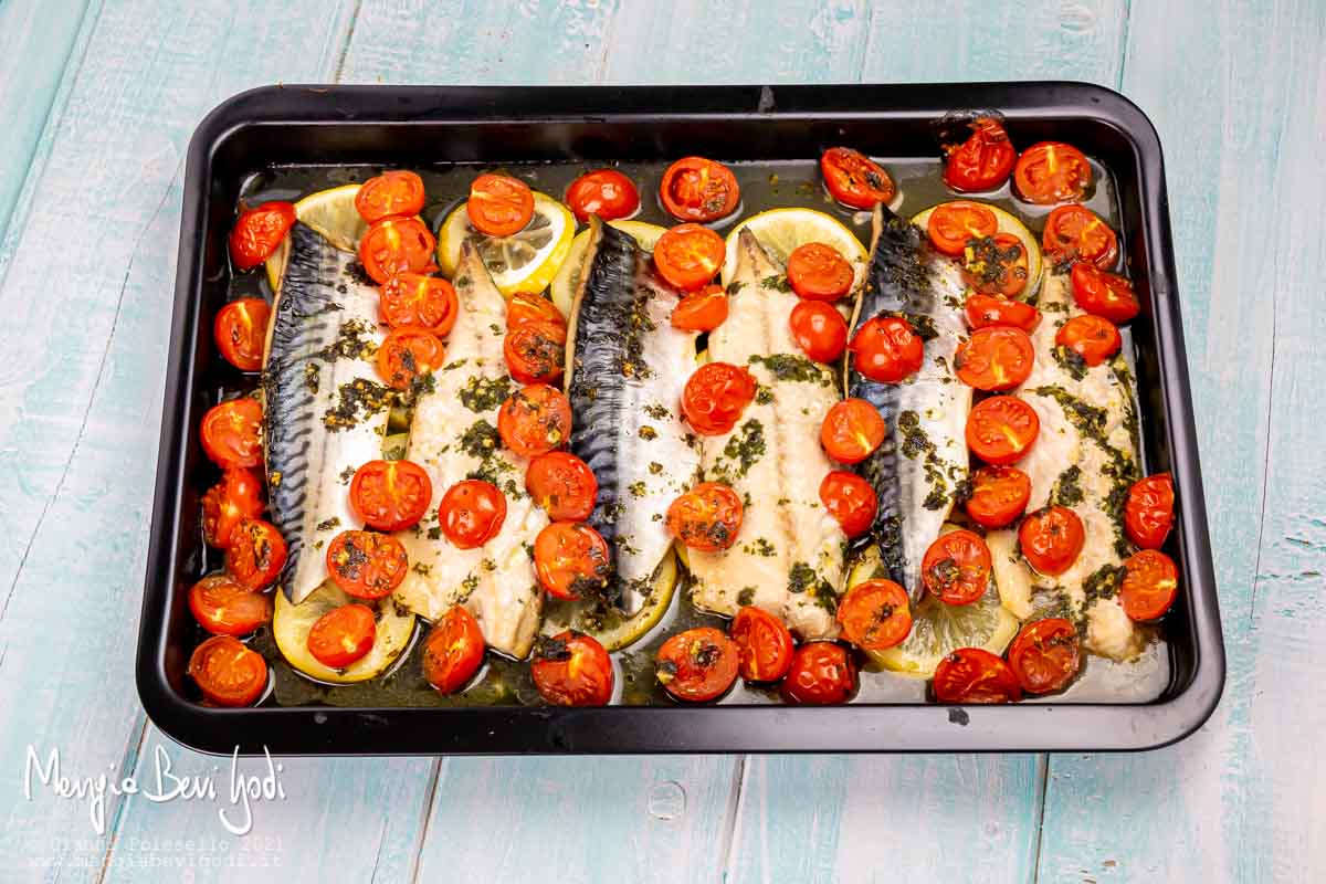 Sgombro al forno con limone e pomodorini