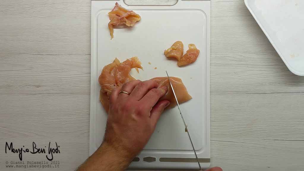 Tagliare il petto di pollo a cubetti